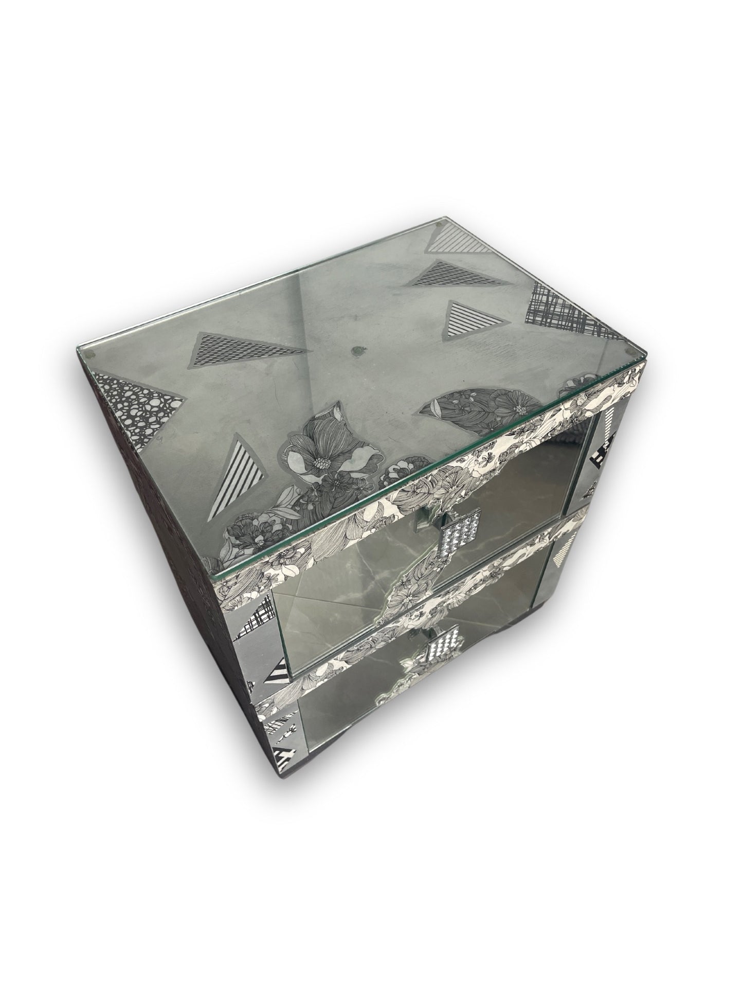 “Iridescent Bianco e Nero” Art Collection side table (only ships in Cyprus)