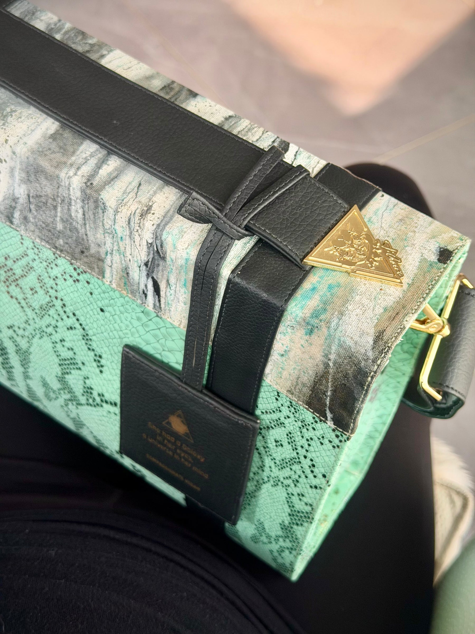 Iridescent Pistacchio Universe green handbag, additional detail