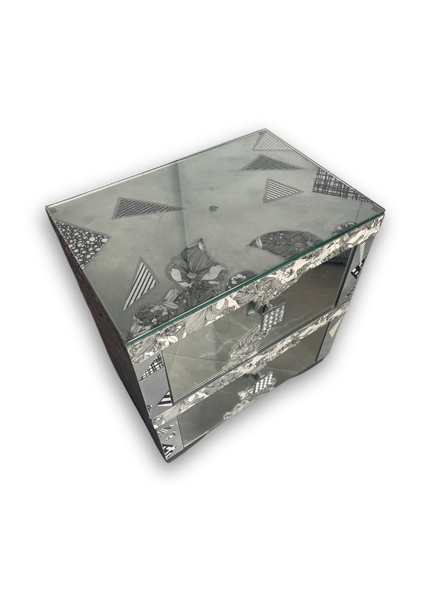 Iridescent Bianco e Nero collector side table, detail view