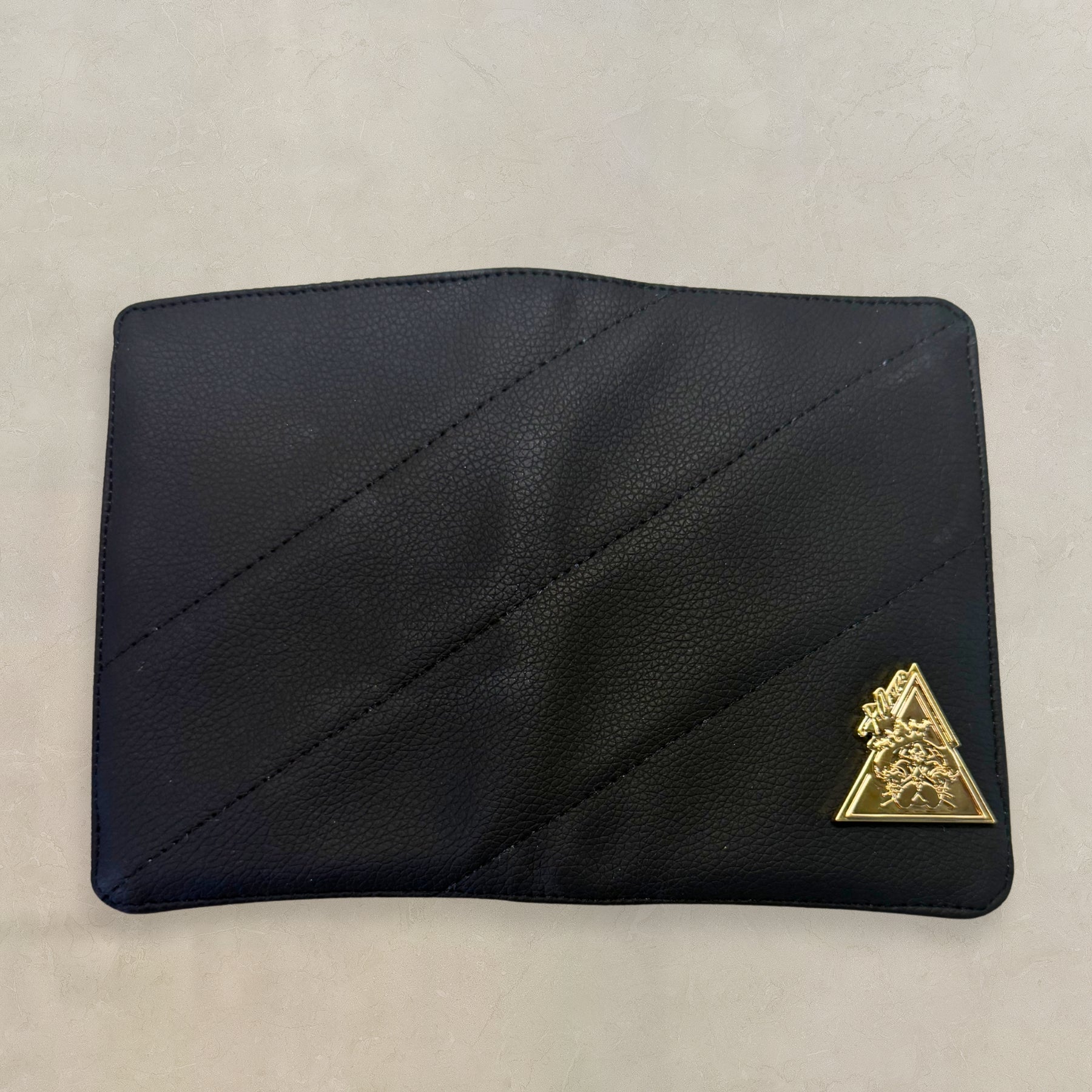 Bellagio Nero black passport holder, detail view