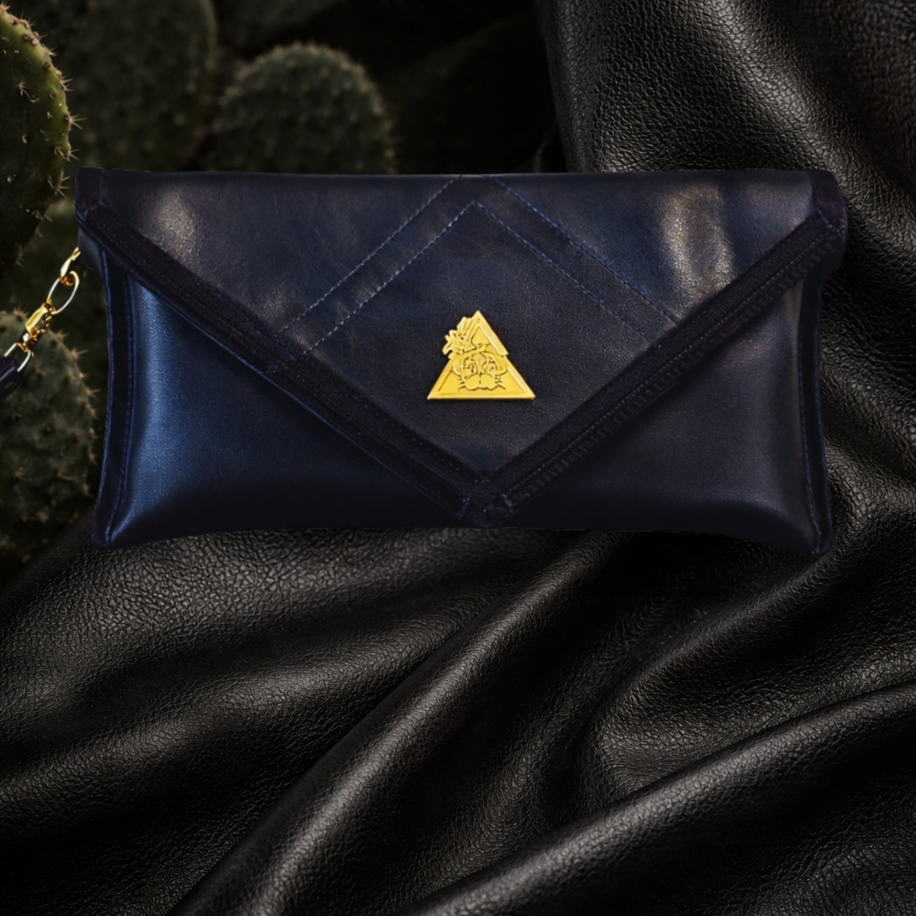 El Clásica Desserto® Eclipse clutch with Desserto® material styling