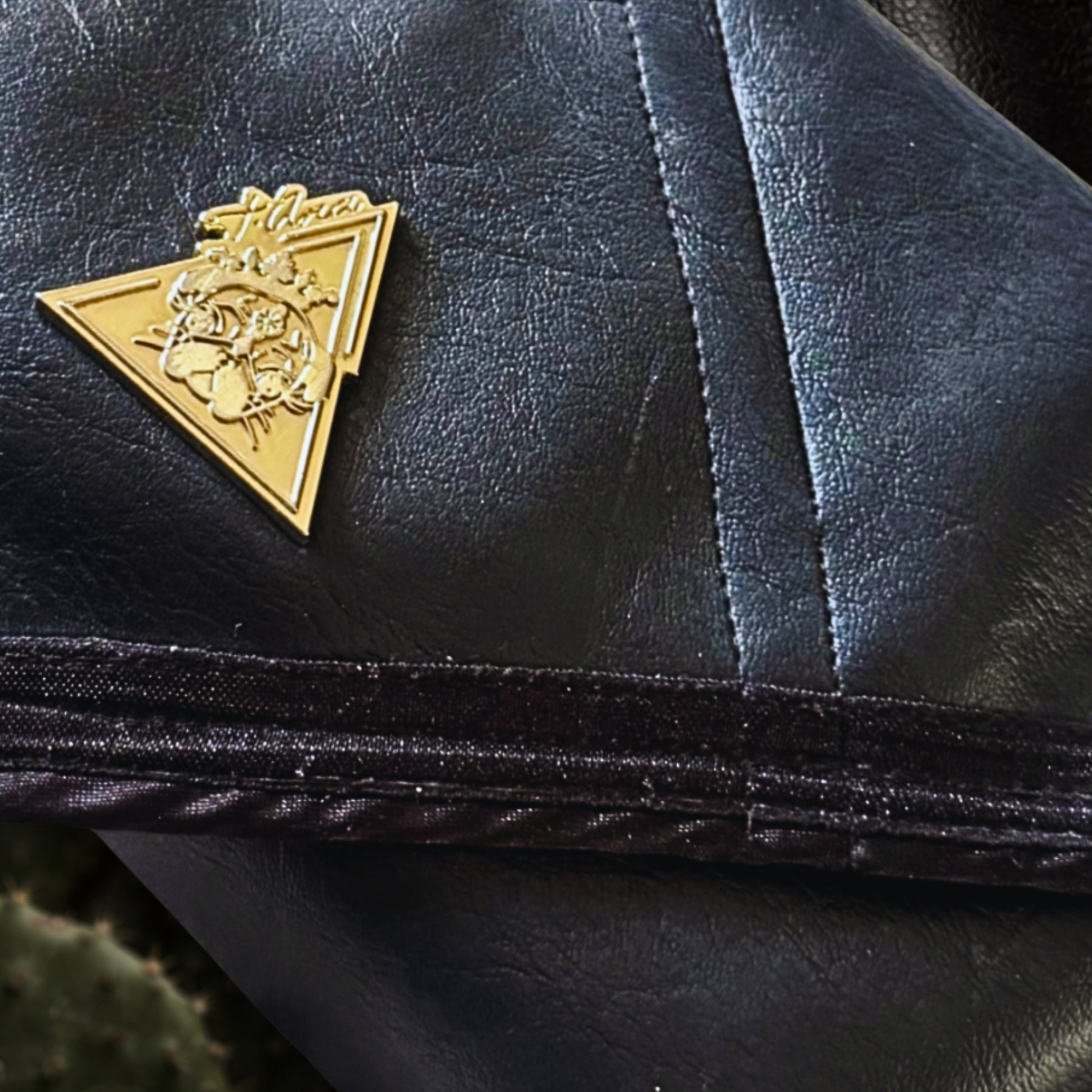 El Clásica Desserto® Eclipse gold-tone logo detail