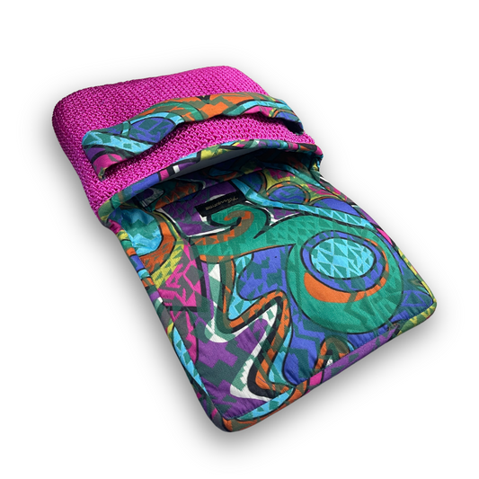 Fior Rosa di Luna fuchsia hand-knit clutch, additional view