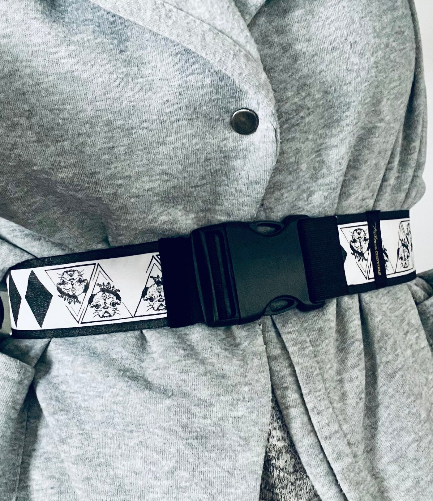 La Moderna Elegante wide belt, styled view