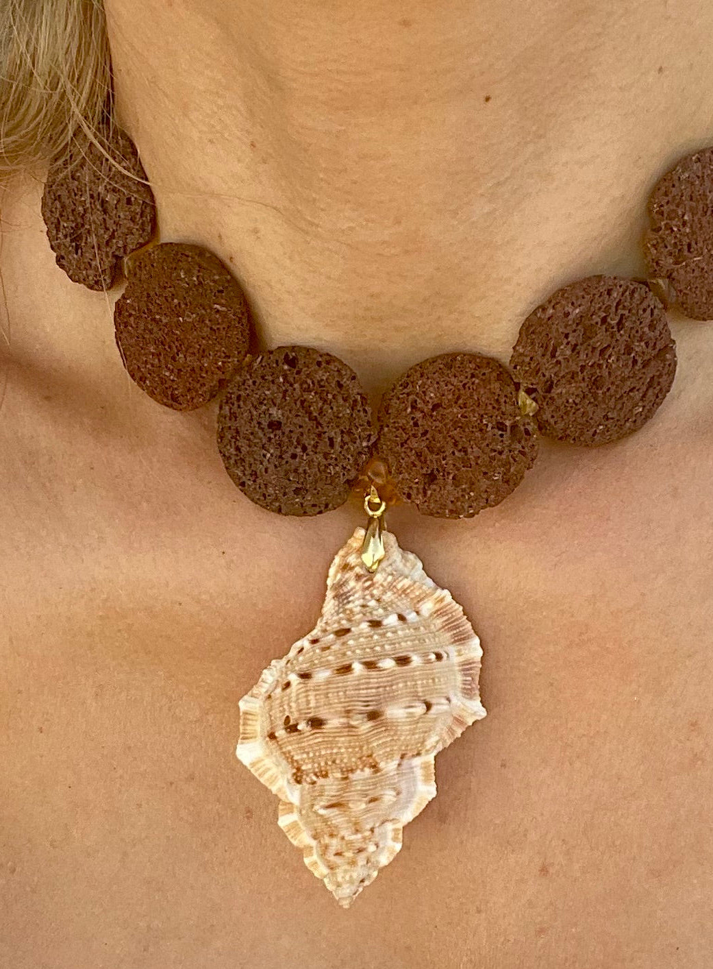 Onde di Fuoco natural shell necklace, detail view