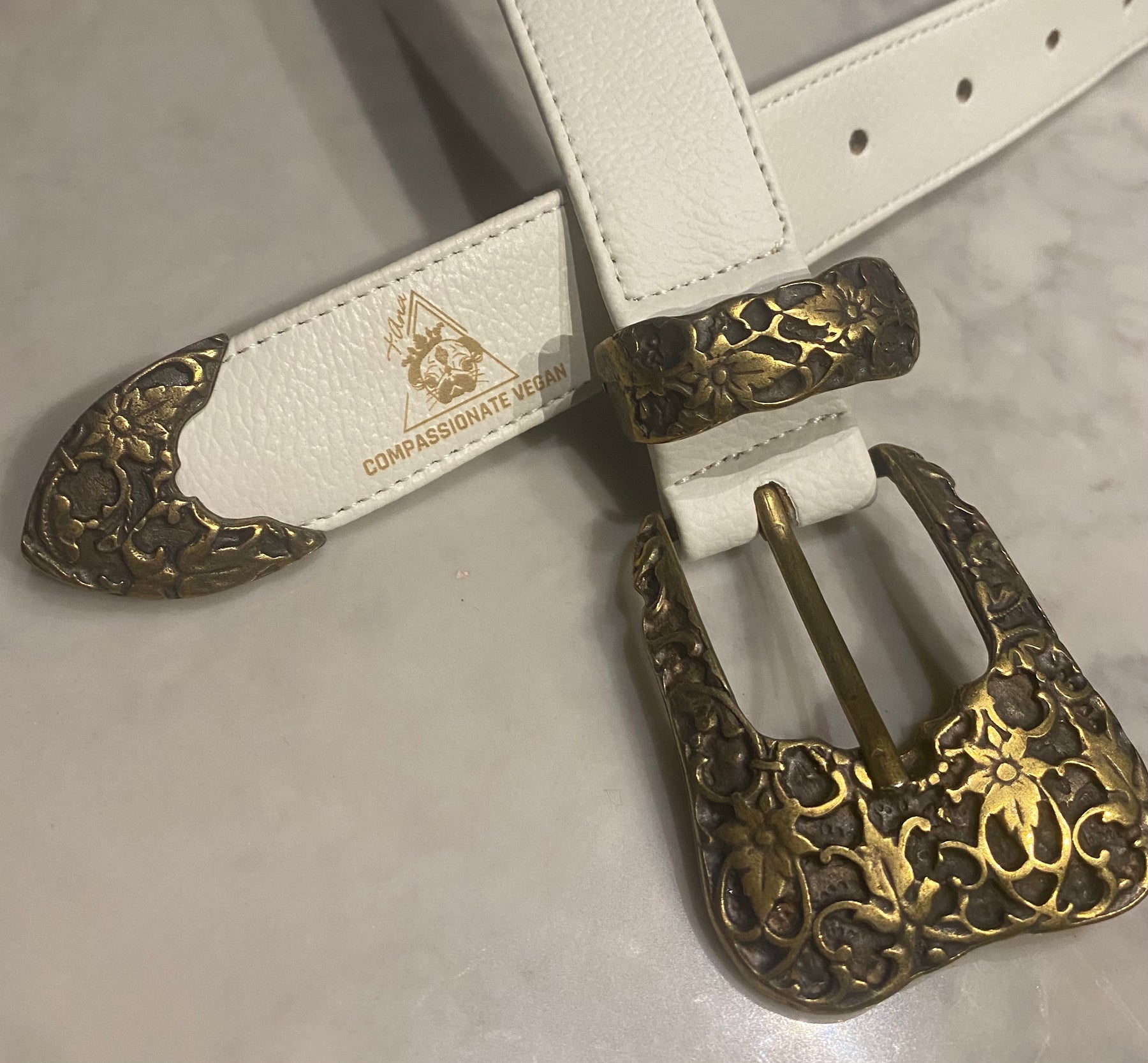 El Clásica Rustic White belt, styled view