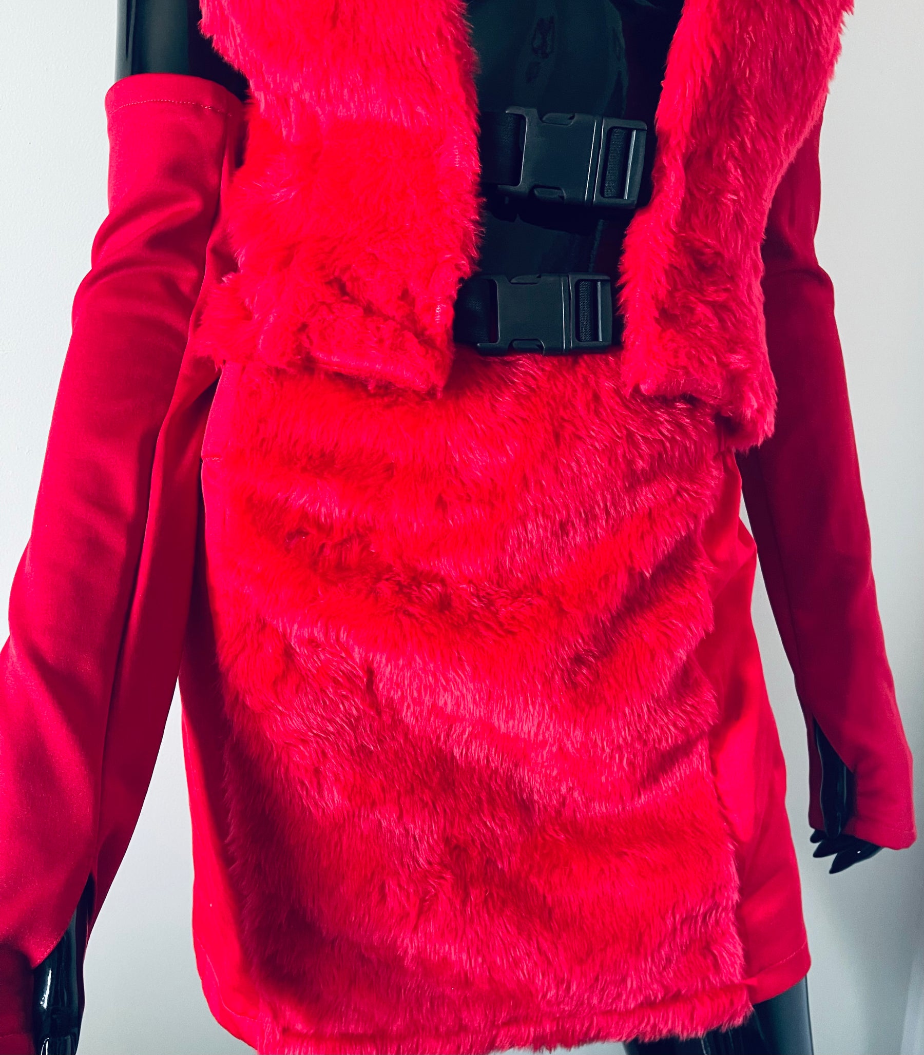 La Passione Rossa two-piece set, additional detail