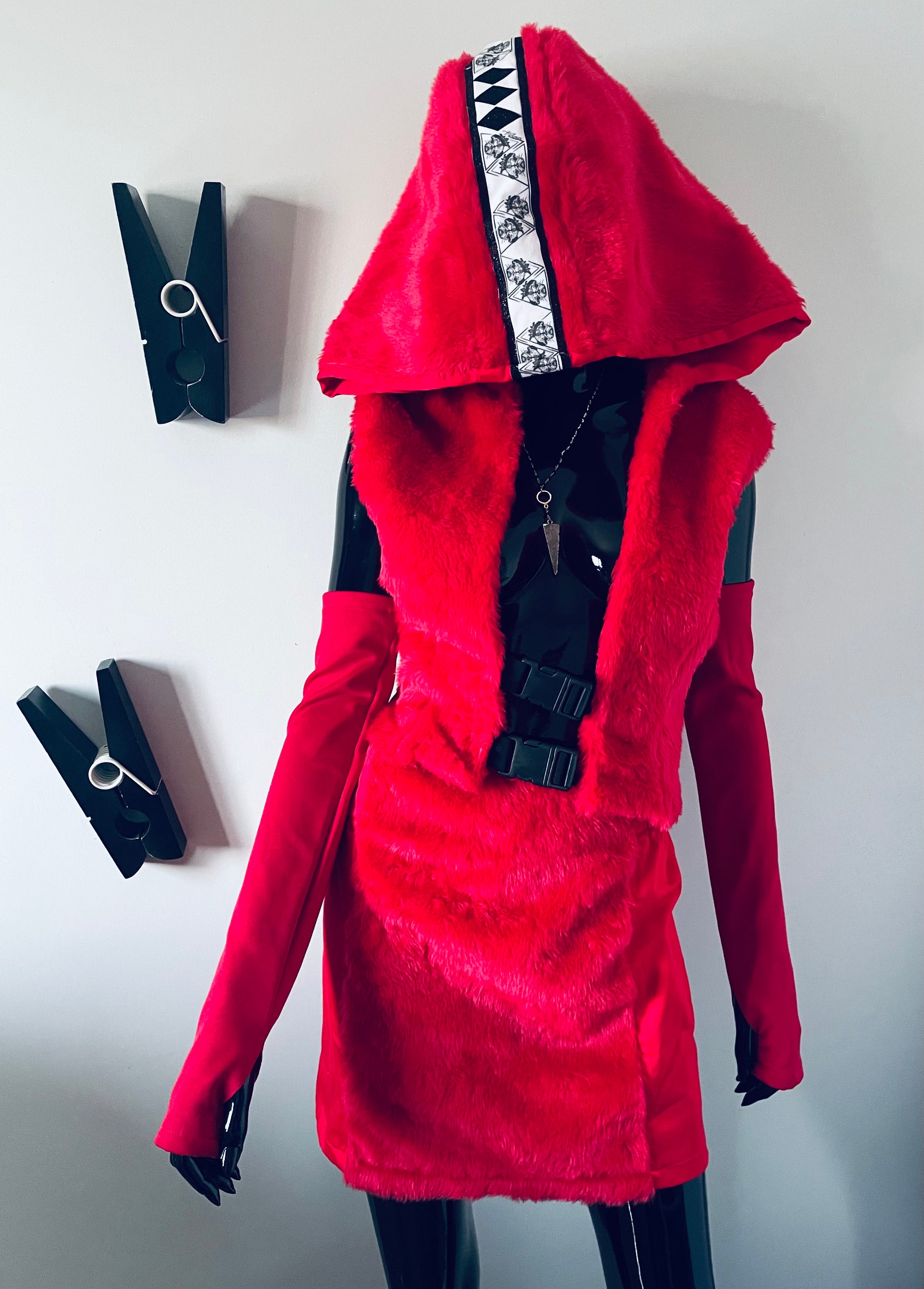 La Passione Rossa red outfit set, detail view