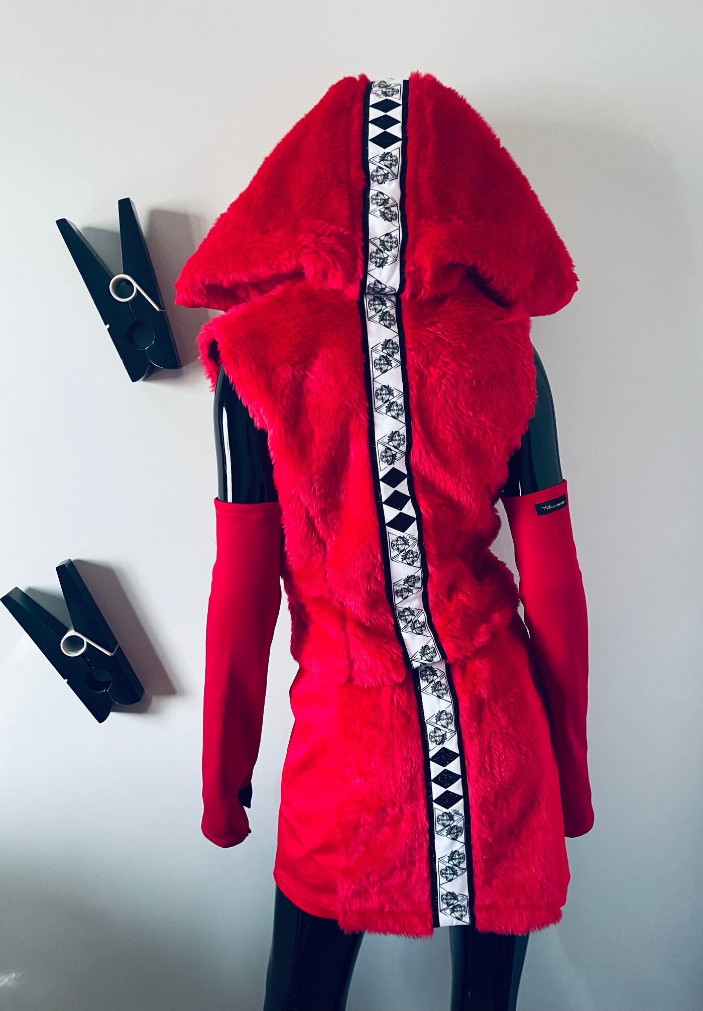 La Passione Rossa red two-piece set, additional view